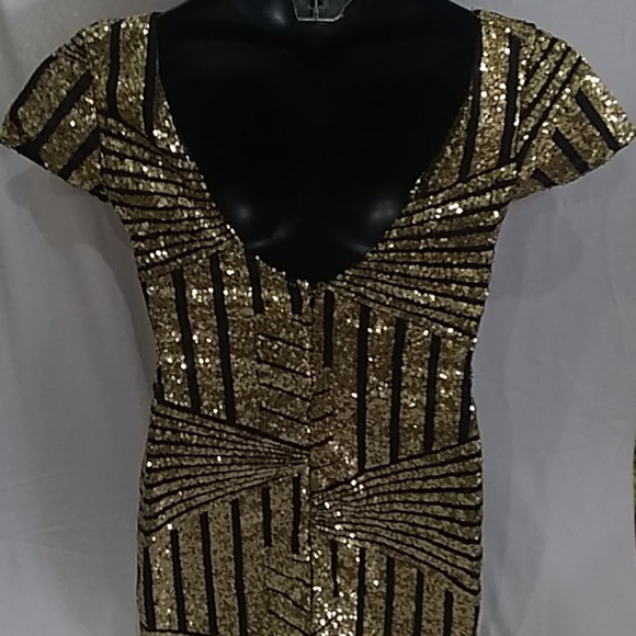 🔖5/$10🎉 Black and Gold Sequin Dress - Picture 3 of 4